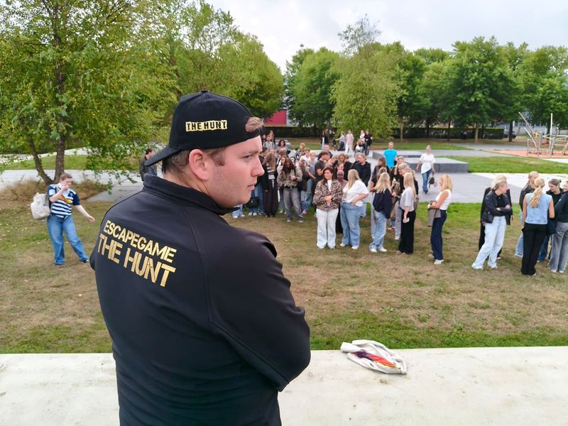 Een Hunter houdt de teams in de gaten