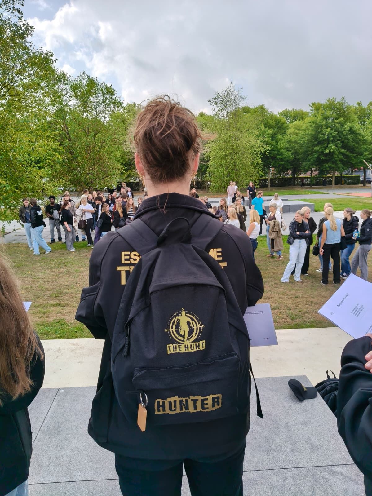 Een Hunter met rugtas kijkt naar de groepen