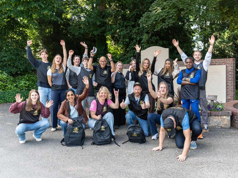 Een juichende groep na afloop