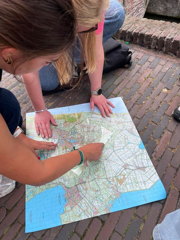 Puzzelen met de kaart van het speelveld