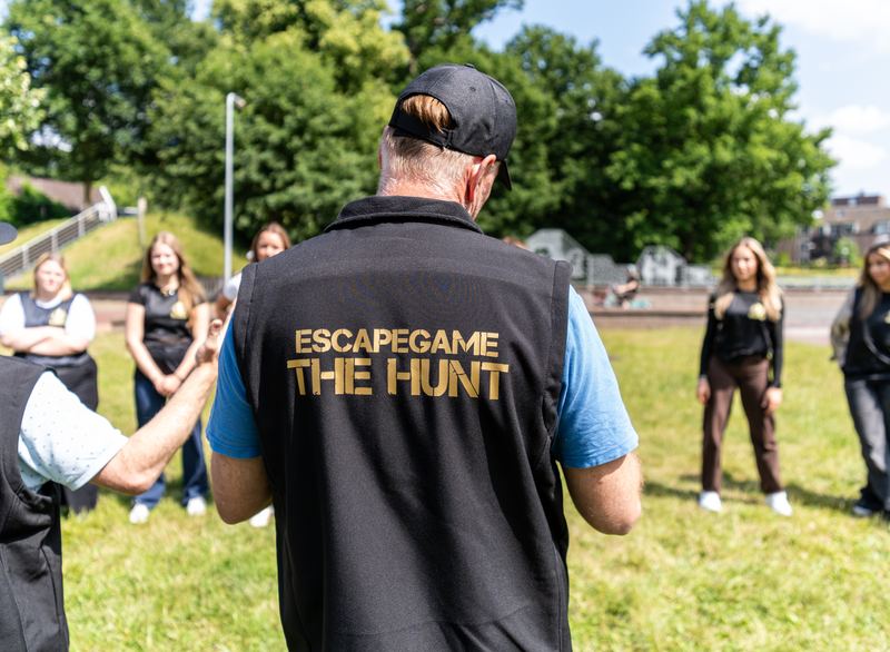 De spelleider geeft uitleg aan de groep