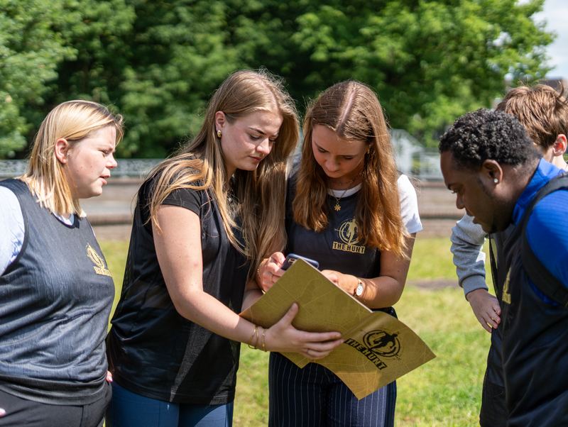 Een team puzzelt onder tijdsdruk